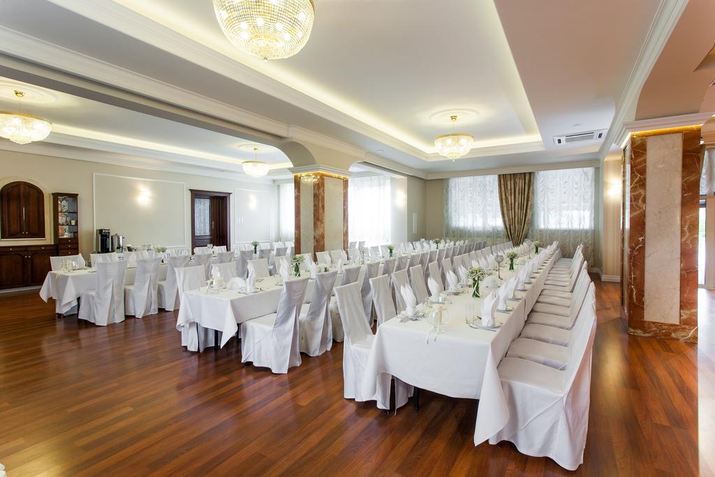 Hotel Panorama Ostrowiec Swietokrzyski Bagian luar foto